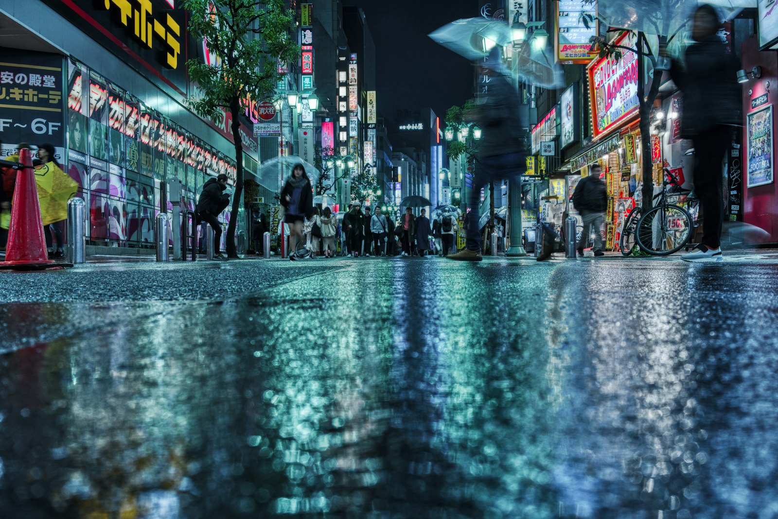 Late-night crowd on a Shinjuku street, the walk back after a Kabukicho host club visit