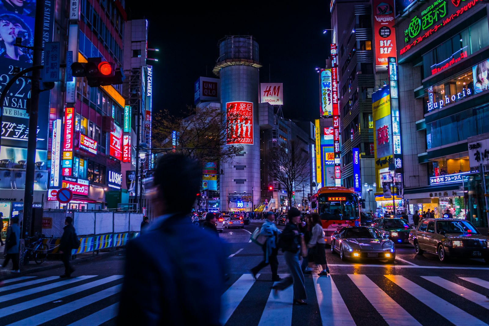 Neon-lit Shibuya street at night, the starting point for a night at the best clubs in Tokyo