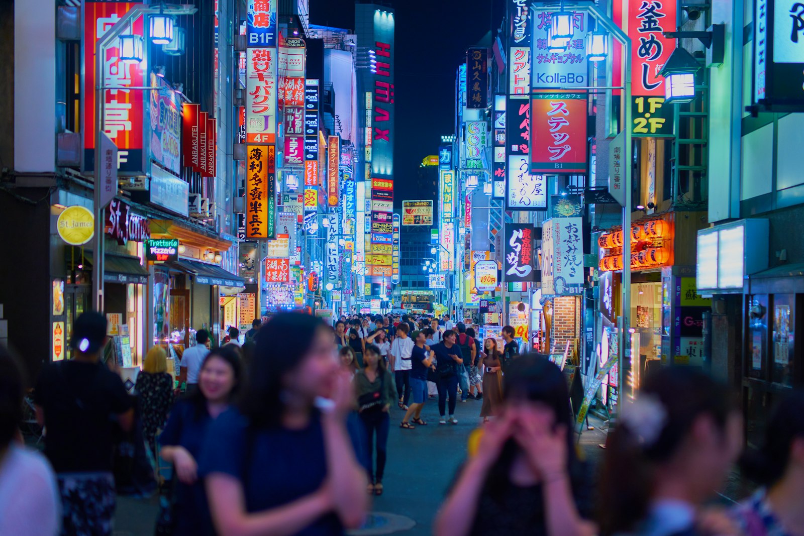 Neon-lit street in Shinjuku at night, where a Tokyo nightlife budget can range from ¥5,000 to ¥30,000