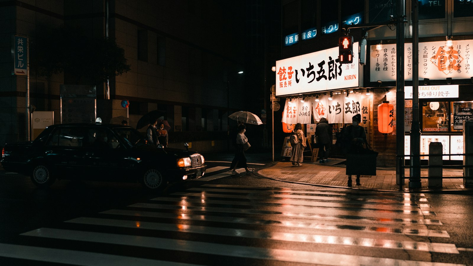 Tokyo taxi waiting on a street at night, a late-night cost to include in your nightlife budget