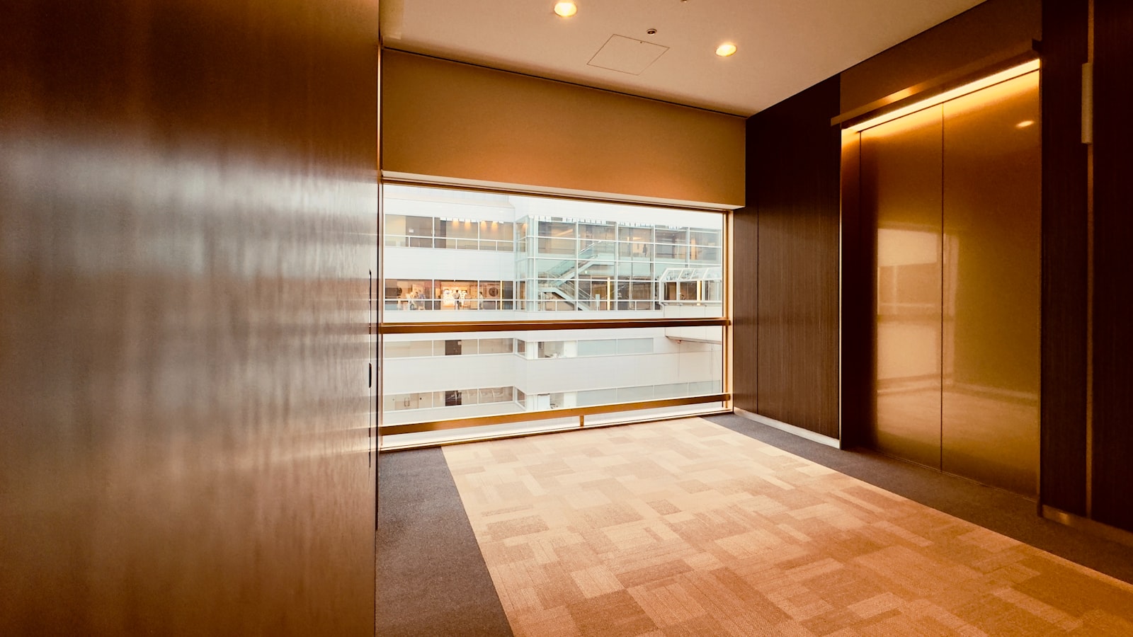 Multi-tenant bar building in Shinjuku — bottakuri venues are usually upstairs with no street frontage