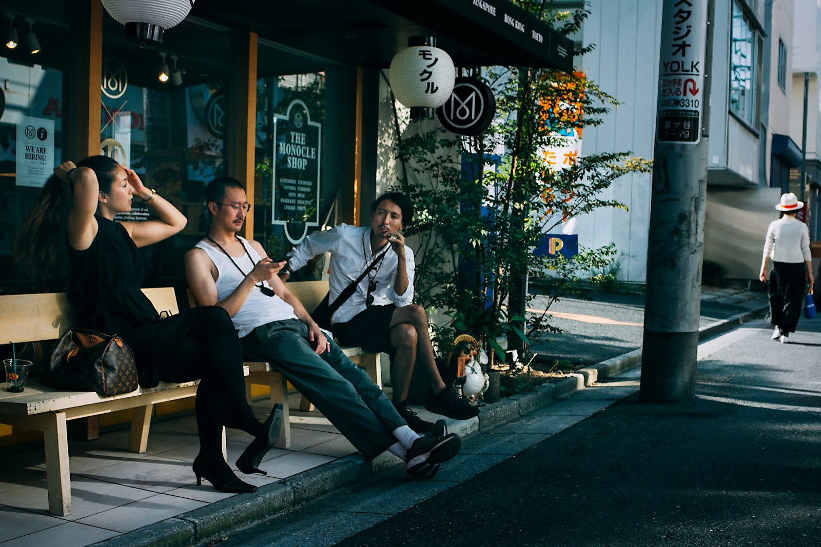 Friends raising glasses of draft beer for a kanpai toast at a Japanese izakaya