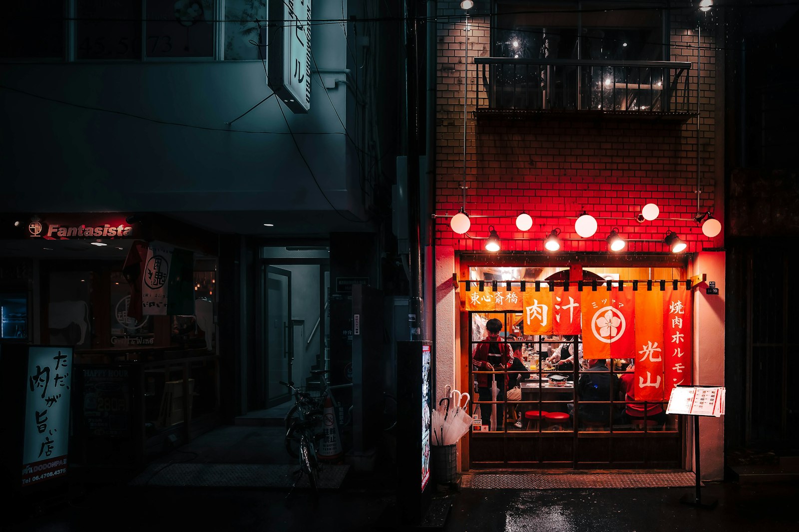 Office workers drinking at a lantern-lit izakaya, a typical scene of salaryman drinking culture in Tokyo