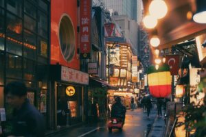 alt: Lantern-lit yakitori alley in Shinjuku, a classic stop on a Tokyo food tour at night