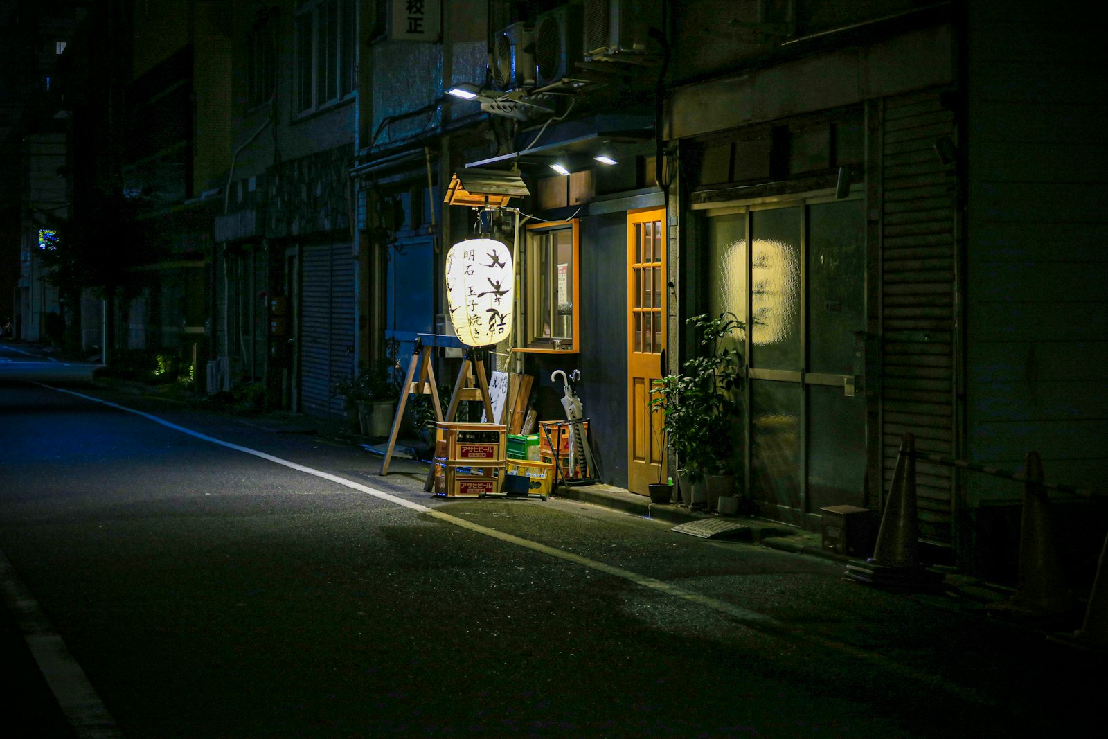 Narrow lantern-lit alley in Omoide Yokocho, Shinjuku, a common stop on a Tokyo izakaya tour