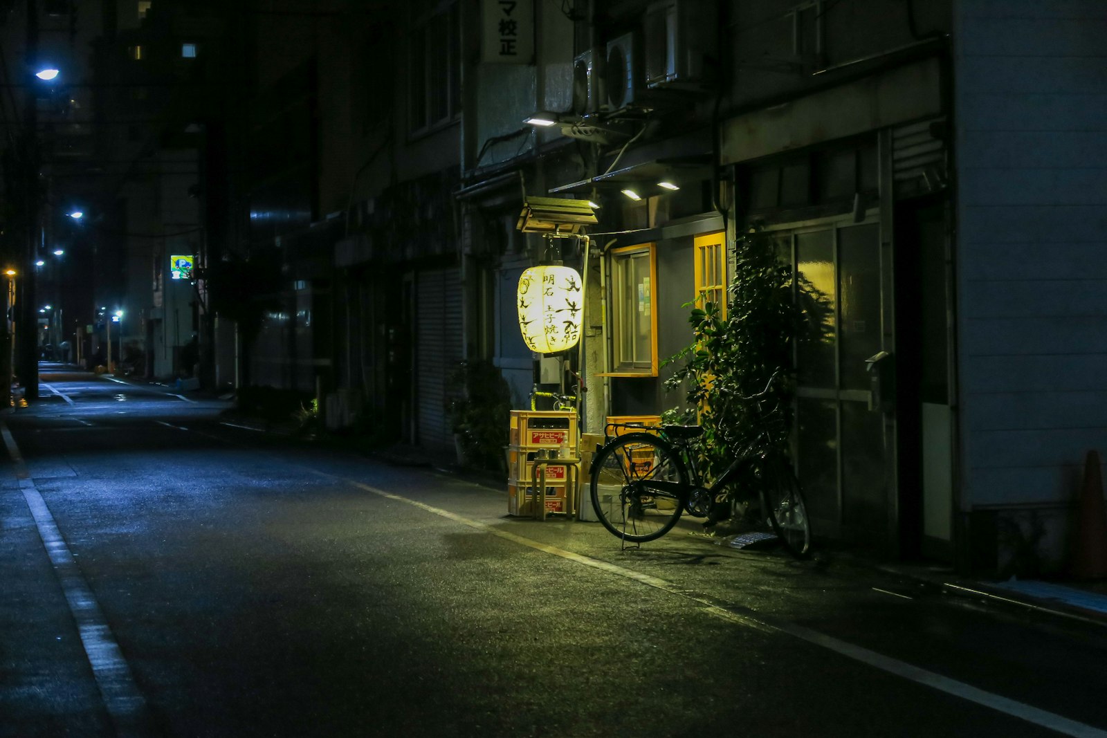 Handwritten Japanese bar signs in a narrow Shinjuku alley at night, the kind of doorway this Tokyo nightlife English guide helps you decode