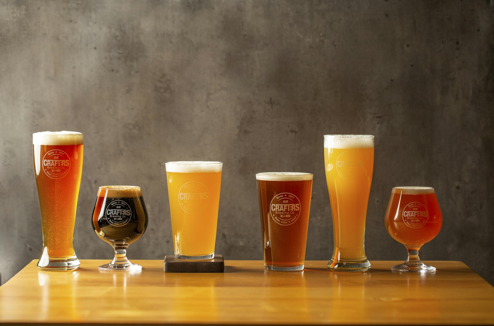 Glasses of beer and highballs on an izakaya table during a nomihodai all you can drink session in Japan