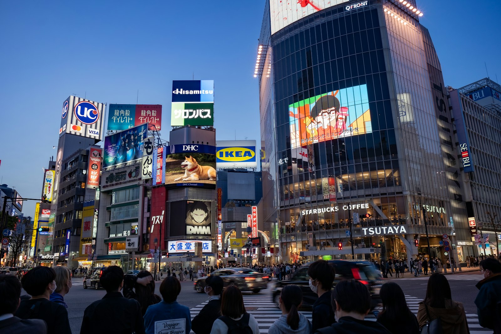 Shibuya scramble crossing at night, a lively base for travelers choosing where to stay in Tokyo for nightlife
