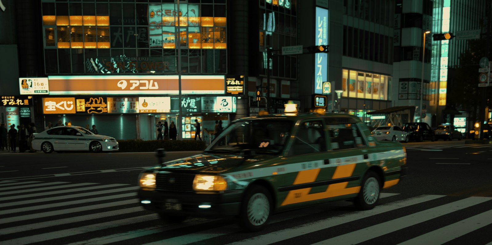 A Japanese taxi at night with the red vacancy sign lit, showing how to tell a free taxi in Tokyo