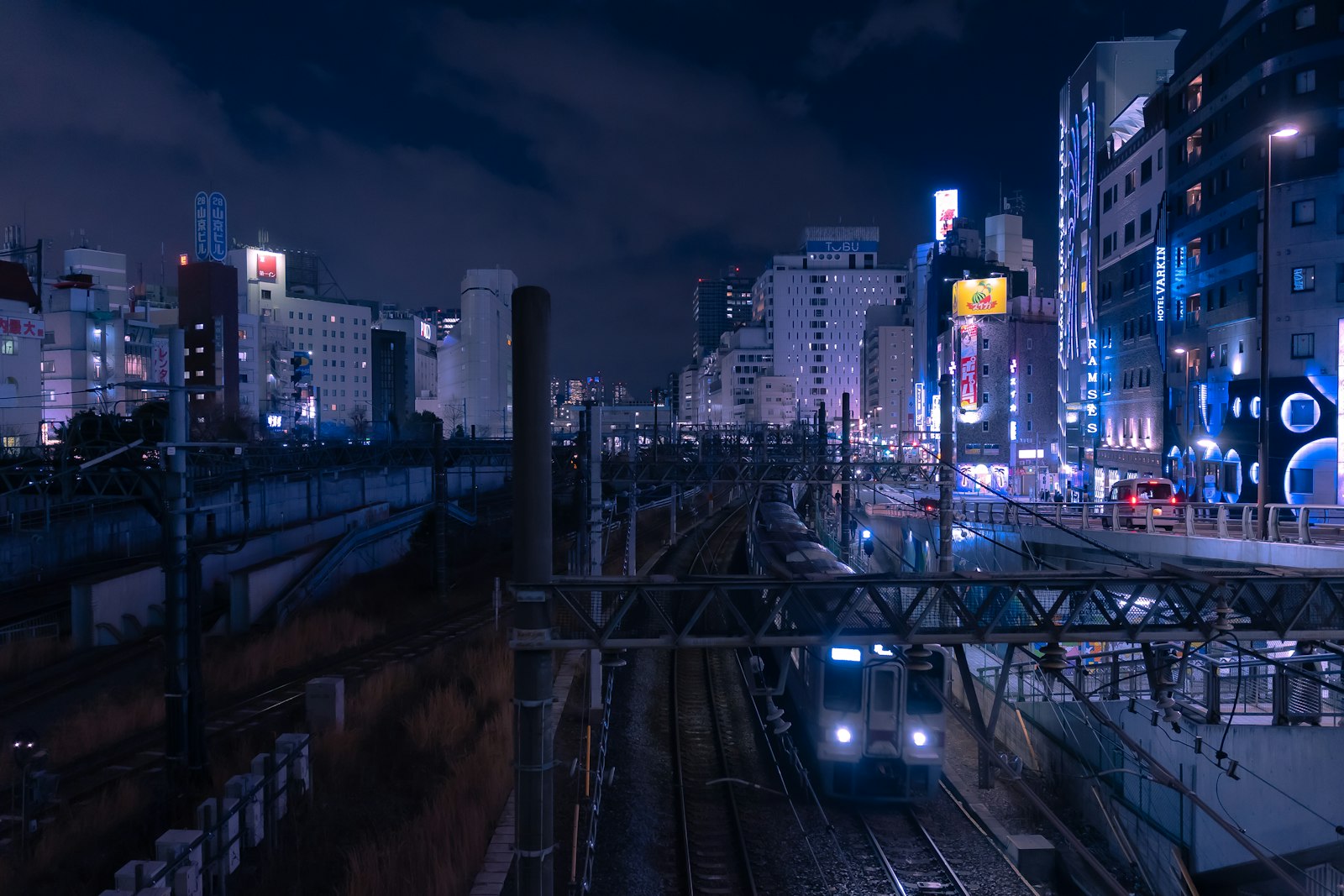 Izakaya with lanterns and outdoor seating under the elevated railway tracks near Shimbashi at night