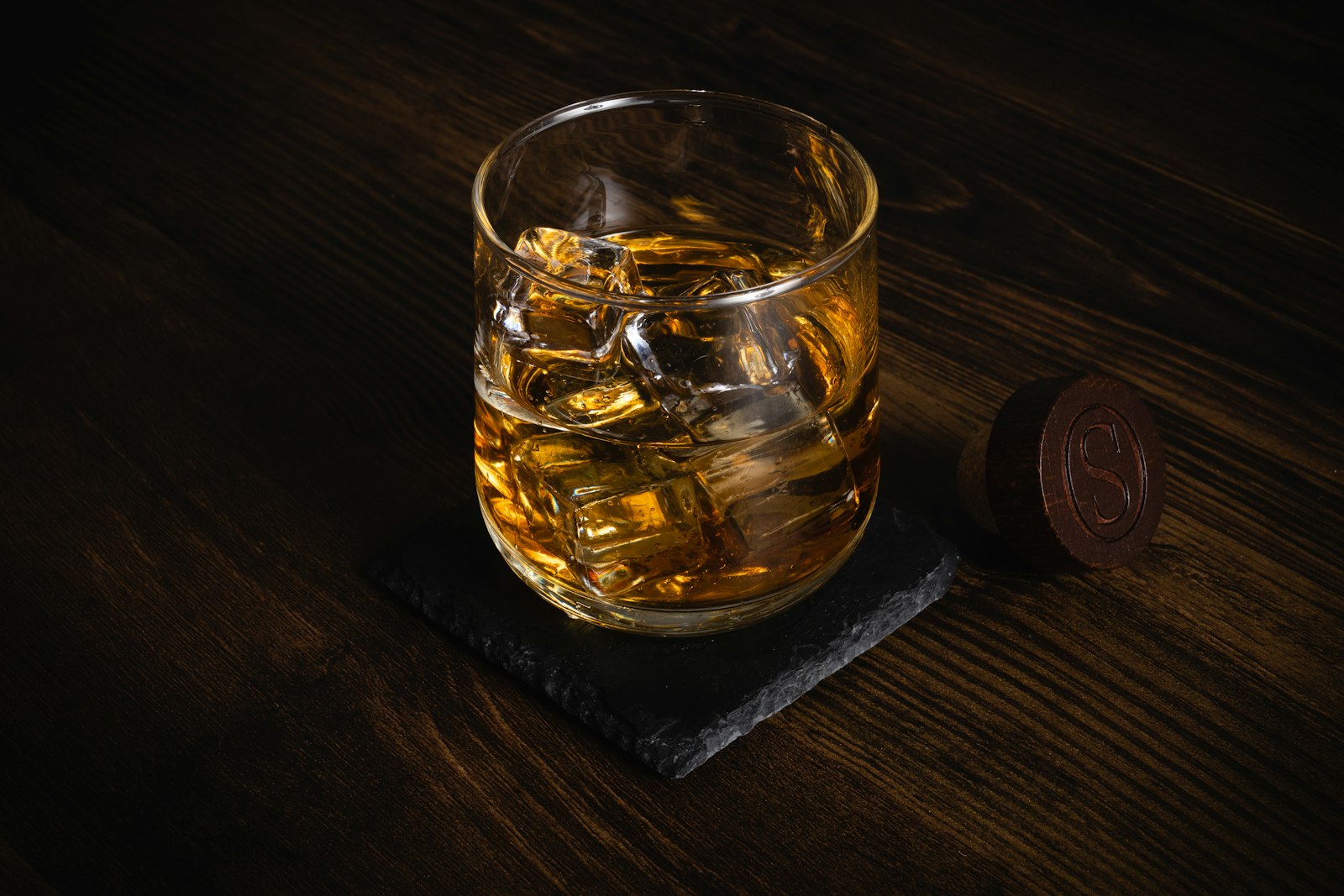 A whisky highball on a bar counter, the kind of drink a hostess mixes during a Tokyo cabaret club experience